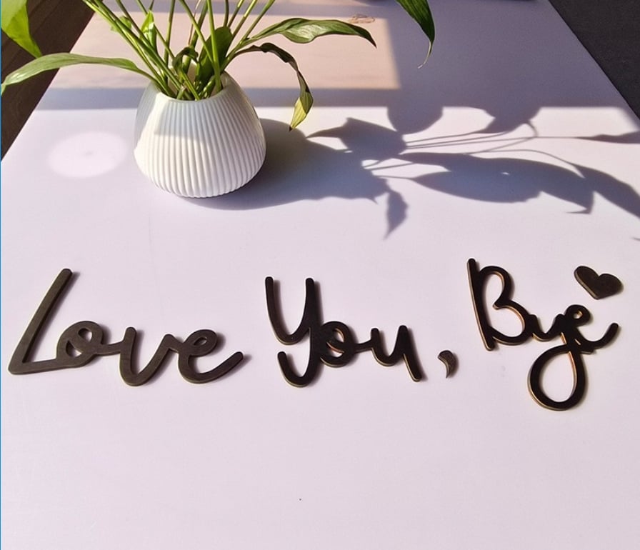 "Love you Bye" ✨Väggdekoration i trä – Skadar inte väggen