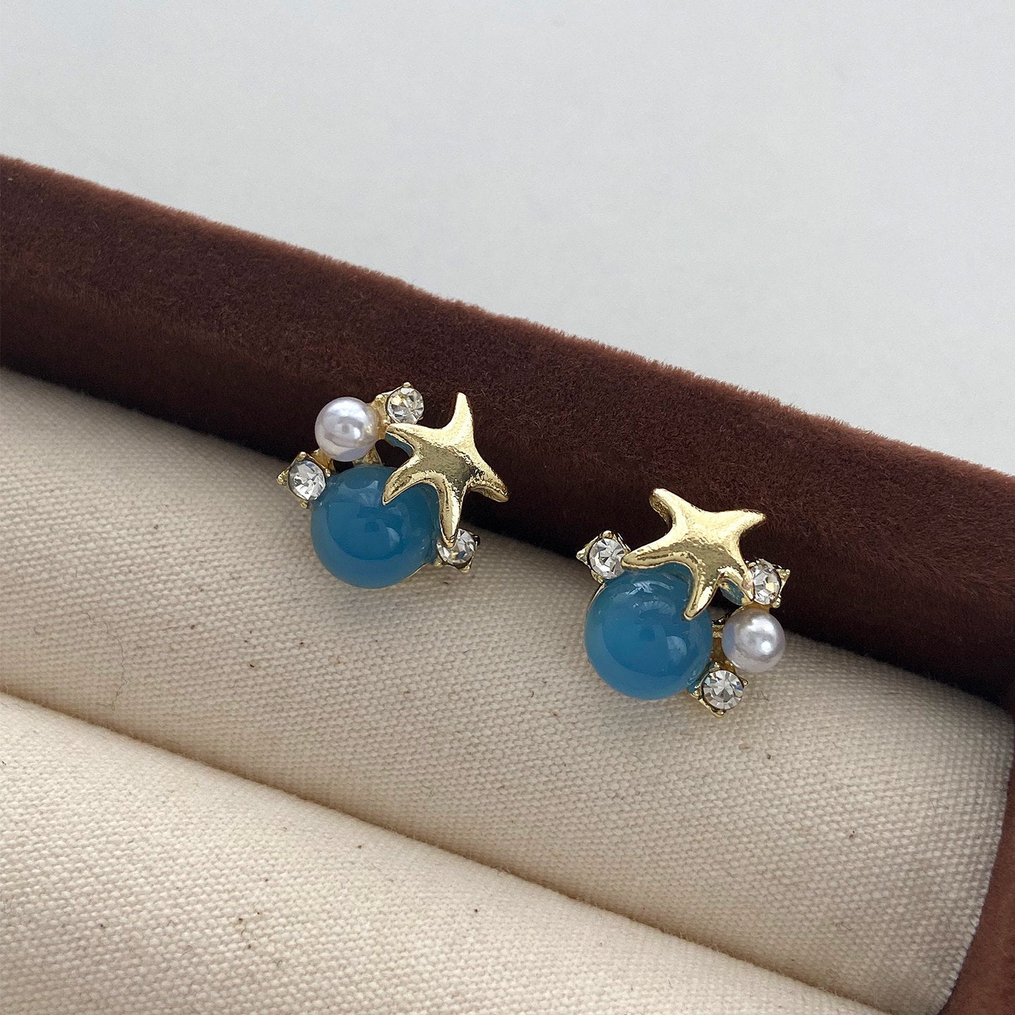 Ocean Vibes-örhängen med sjöstjärnor – örhängen med blå cabochoner och pärlor
