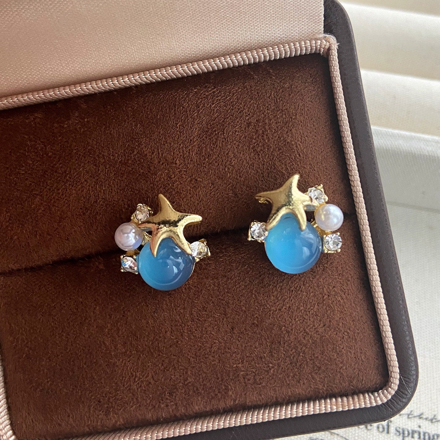 Ocean Vibes-örhängen med sjöstjärnor – örhängen med blå cabochoner och pärlor