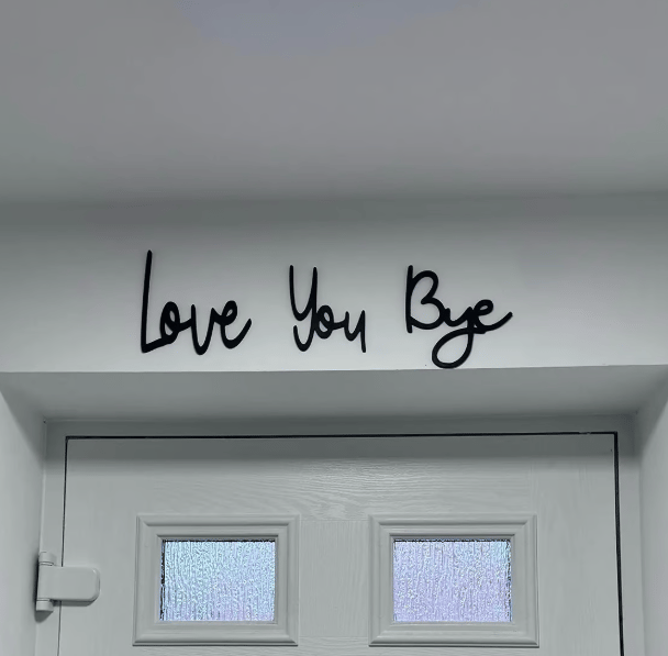 "Love you Bye" ✨Väggdekoration i trä – Skadar inte väggen